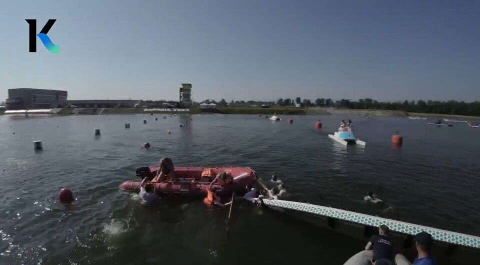    На регате перевернулась лодка. Источник: кадр видео "Катунь 24", vk.com/tvkatun24