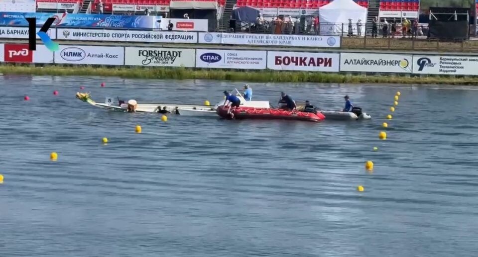    На регате перевернулась лодка. Источник: кадр видео "Катунь 24", vk.com/tvkatun24