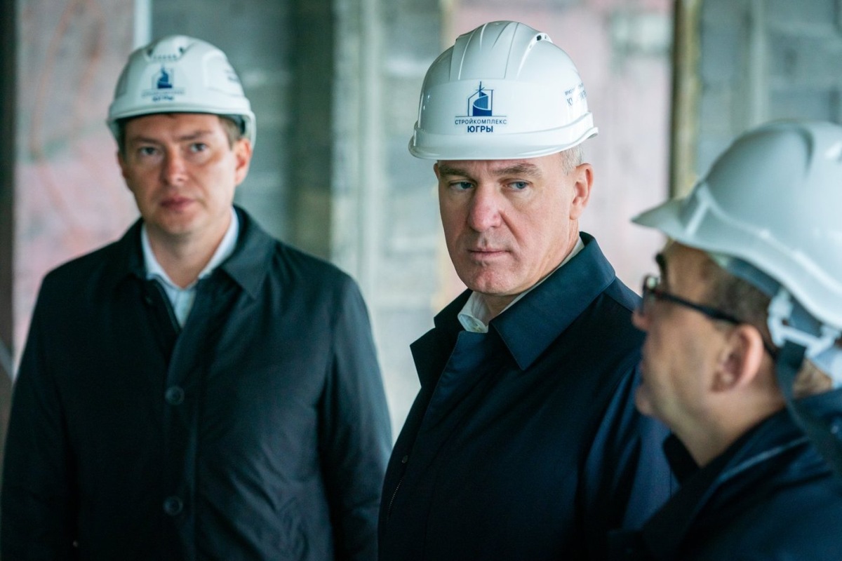    Руслан Кухарук оценил ход строительства культурно-спортивного комплекса в Ханты-Мансийском районе