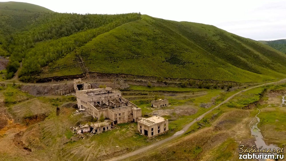 © zabturizm.ru / CC-BY-SA 3.0 (Рудник «Любовь». Общие запасы золота на Любавинском месторождении оцениваются примерно в 24 тонны. За время работы золотопромышленного предприятия в период с 1881-го по 1996-й гг. здесь добыли 10,5 тонн золота)