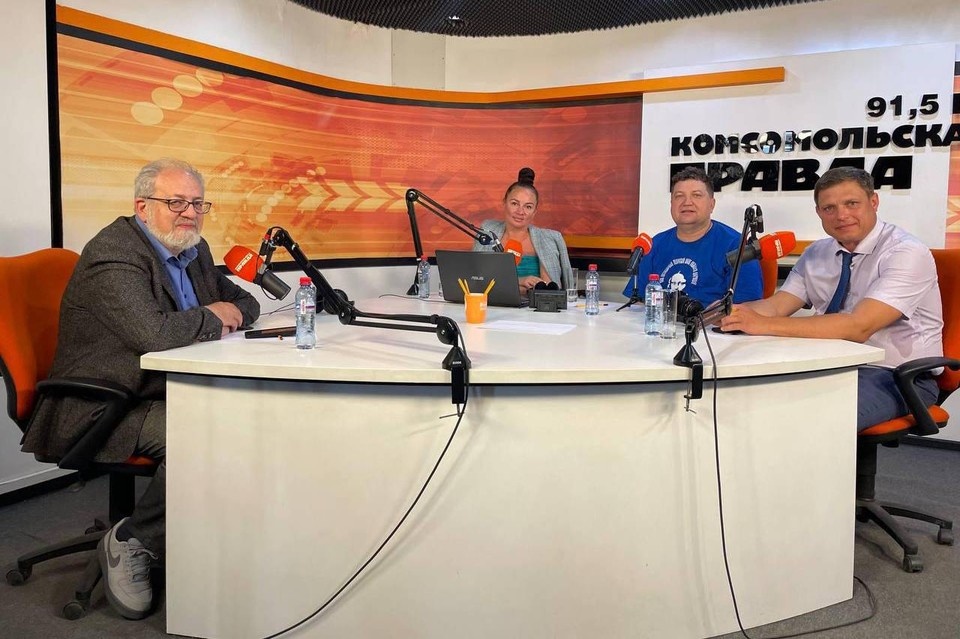    В студии радио «Комсомольская правда» в Иркутске встретились Наталья Кравченко, Станислав Гольдфарб, Сергей Шмидт и заммэра Сергей Чертков.