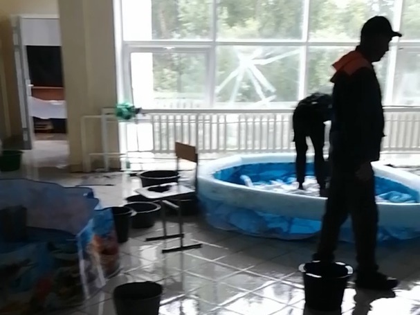    Хотели как лучше, а получилось… В Кувандыке при замене кровли проливные дожди затопили все 3 этажа гимназии