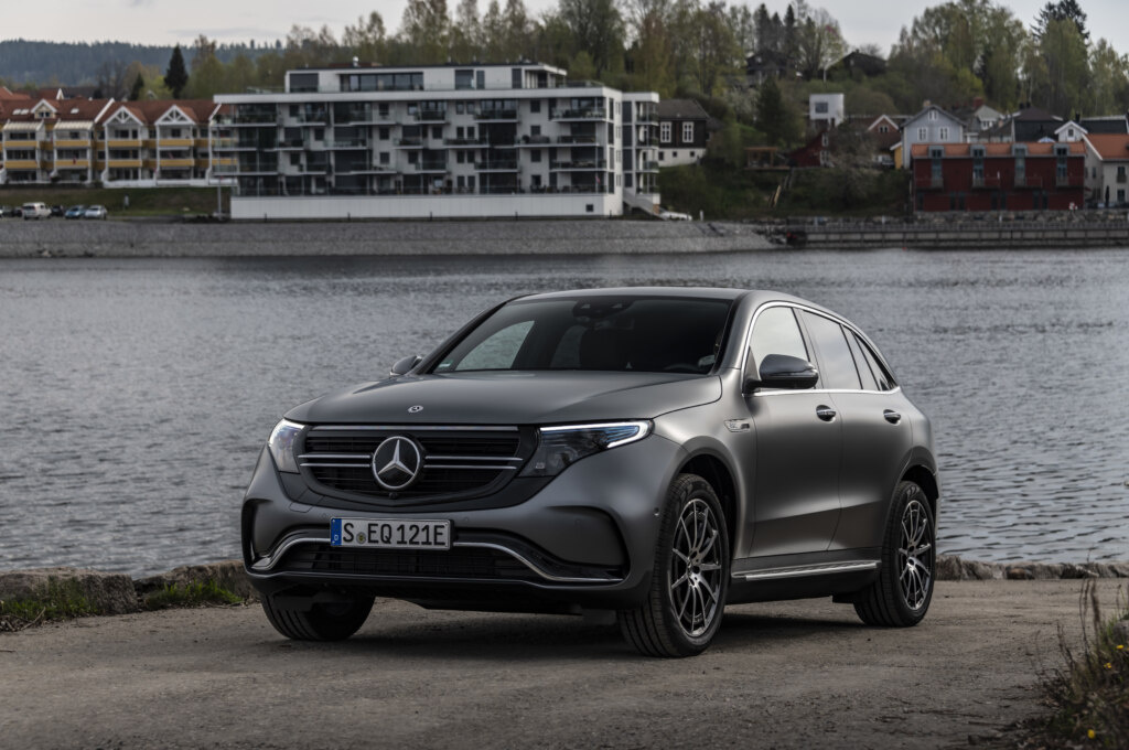 EQC 400 4MATIC; designo selenitgrau magno; AMG Line; Ledernachbildung ARTICO / Mikrofaser DINAMICA schwarz; (Stromverbrauch kombiniert: 20,8 – 19,7 kWh/100 km; CO2-Emissionen kombiniert: 0 g/km) //...