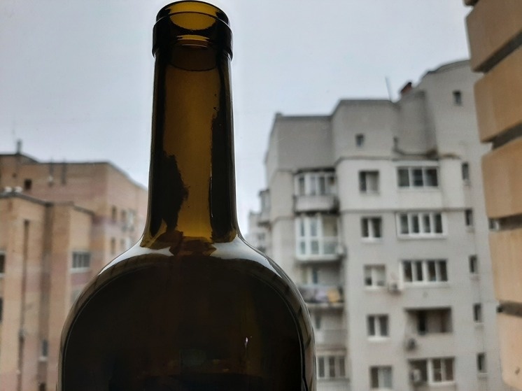 С начала июня вступил в силу закон Саратовской области от 03.05.2024 № 49-ЗСО с дополнительными ограничениями и условиями реализации алкогольной продукции. Об этом сообщила региональная прокуратура.