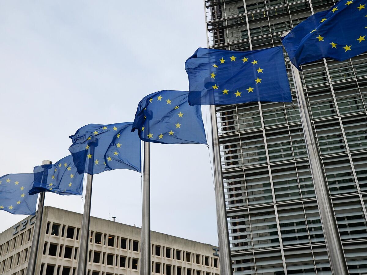    Флаги Евросоюза возле здания штаб-квартиры Европейского парламента в Брюсселе© РИА Новости / Алексей Витвицкий