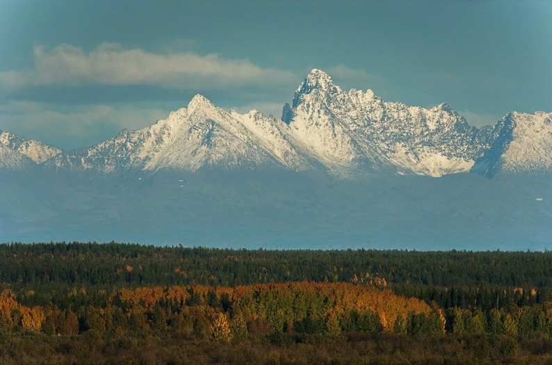 Урал — горная система, расположенная между Русской и Западно-Сибирской равнинами