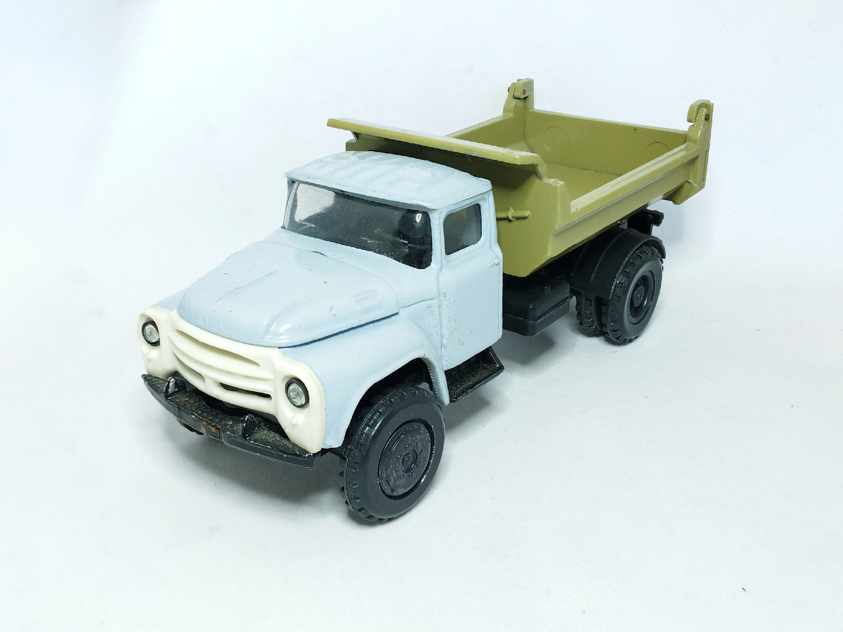 Рис. 1. Модель автомобиля ЗиЛ-ММЗ-4505 от "Электроприбор" в масштабе 1:43