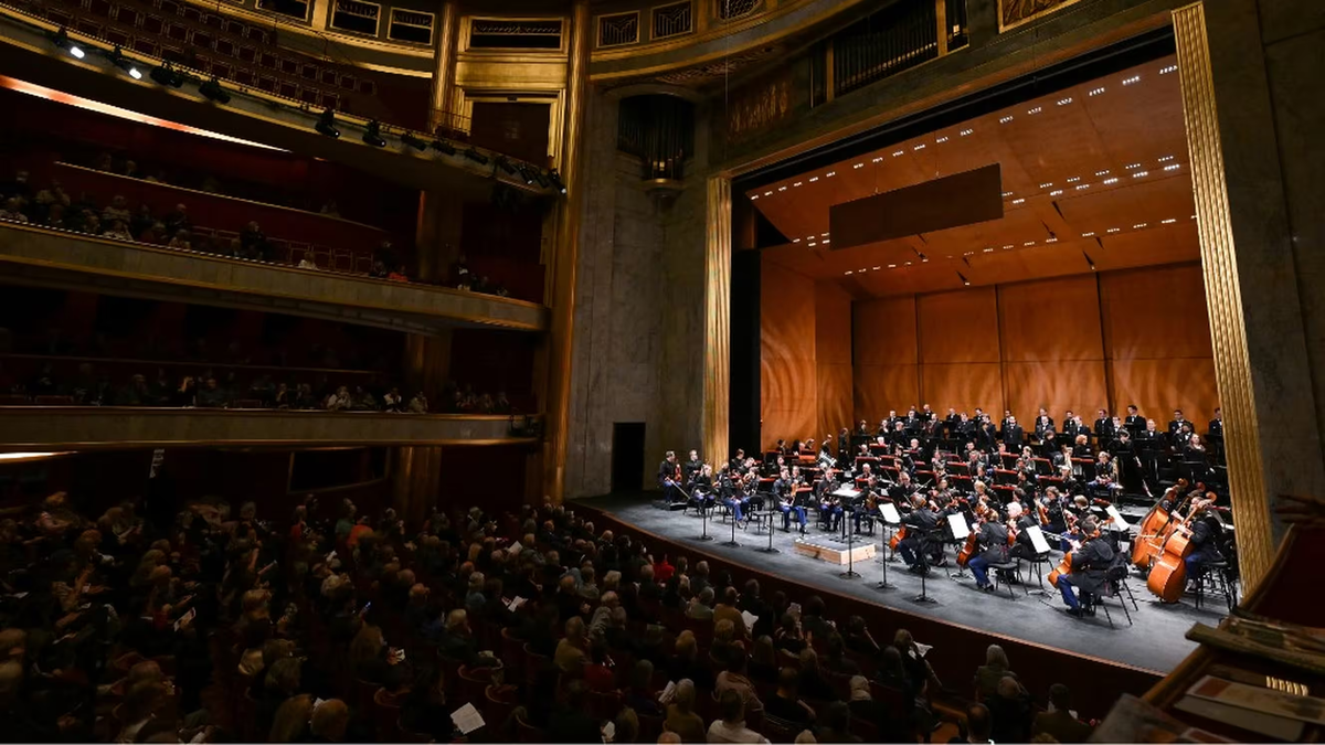 Оркестр Республиканской гвардии во время выступления в театре «Елисейские поля» 5 апреля 2023 года в Париже. (ЭММАНУЭЛЬ ДЮНАН / AFP)