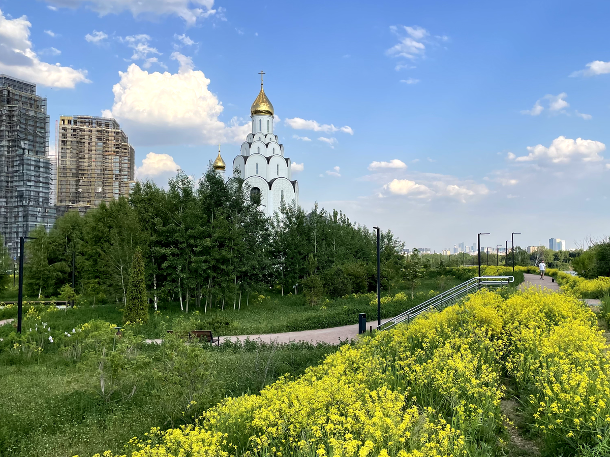 На набережной полуострова Покровское-Стрешнево раскинулся экопарк Primavera, построенный девелопером «Стадион «Спартак» в рамках комплексного развития района.