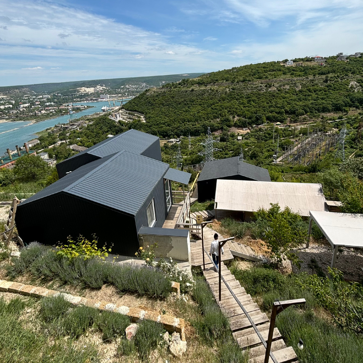 Так выглядел наш домик и вид из него