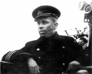 Александра Маринеско трудно назвать идеальным героем. Ни для кого не секрет, что «подводник № 1» регулярно нарушал дисциплину и получал взыскания.