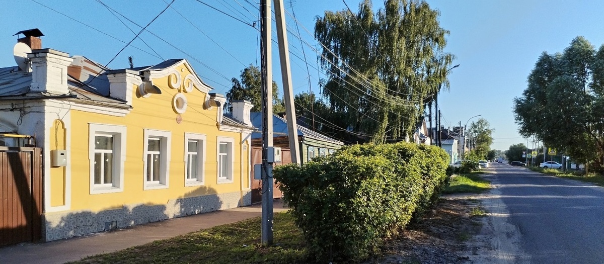 Улица им. Сакко и Ванцетти. Красивый старинный особнячок с раритетным знаком на фасаде.