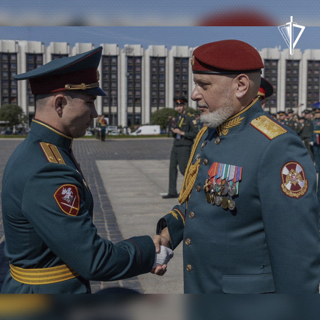 Церемония выпуска офицеров состоялась на территории монумента Защитникам Ленинграда.
