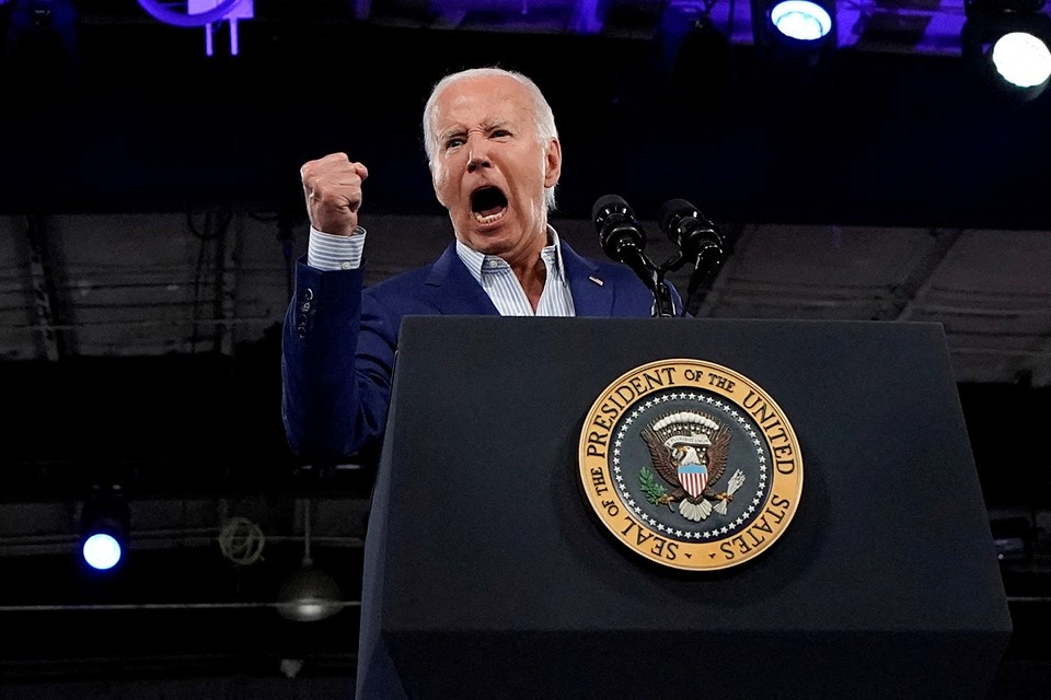    Ну, слава Богу, разобрались. "Самоходный Джо" еще жив и функционирует, как может, но на Украине уже готовятся его предать REUTERS