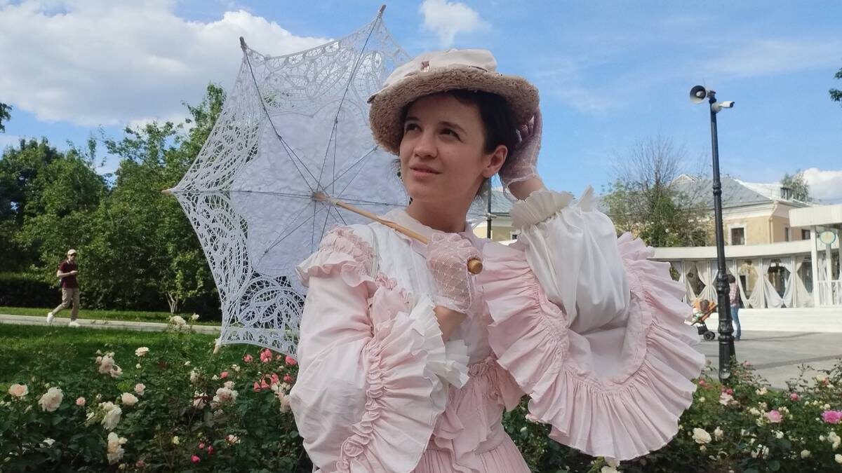    Актриса Ася Войтович в роли хранительницы усадьбы Голицыных / Фото: Альфия Камилова