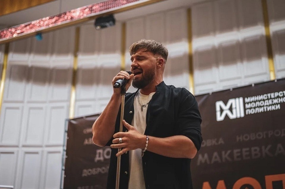    KAMAZZ пообщался с молодежью и исполнил несколько своих песен. Фото: Министерство молодежной политики ДНР