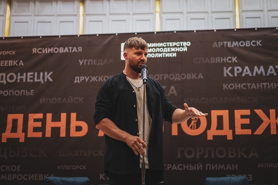    KAMAZZ пообщался с молодежью и исполнил несколько своих песен. Фото: Министерство молодежной политики ДНР