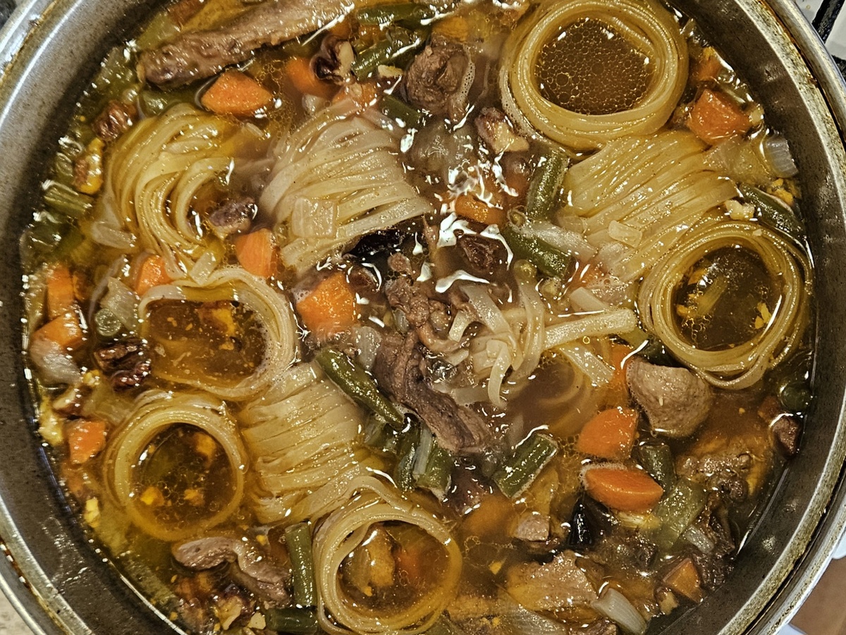 Когда добавила гнезда лапши, суп стал гуще.