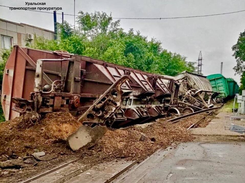    В Новотроицке с путей сошли 6 груженых вагонов, 3 из них опрокинулись