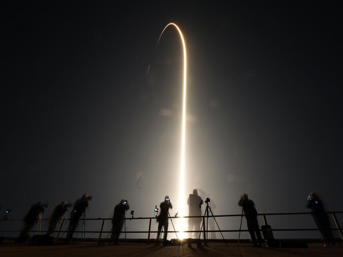    Ракета-носитель Falcon 9 стартовала во Флориде с космическим кораблем Crew Dragon с международным экипажем Crew 8 на МКС© AP Photo / Chris O'Meara