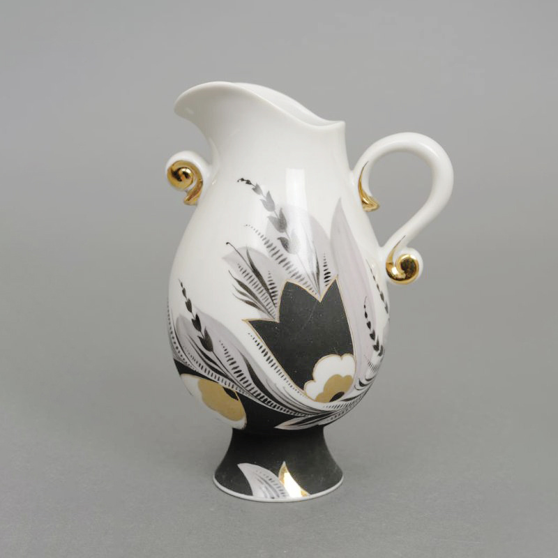 Молочник из сервиза «Бархатный вечер». 1970-е, Вербилки. Автор формы Юрий Борисович Ганрио, автор росписи Евгений Петрович Смирнов