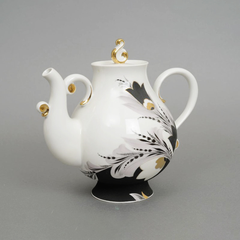Чайник из сервиза «Бархатный вечер». 1970-е, Вербилки. Автор формы Юрий Борисович Ганрио, автор росписи Евгений Петрович Смирнов