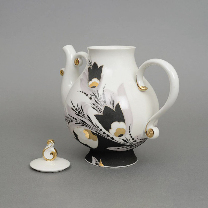 Чайник из сервиза «Бархатный вечер». 1970-е, Вербилки. Автор формы Юрий Борисович Ганрио, автор росписи Евгений Петрович Смирнов