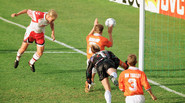    Хенрик Ларсен забивает в ворота сборной Нидерландов. Getty Images