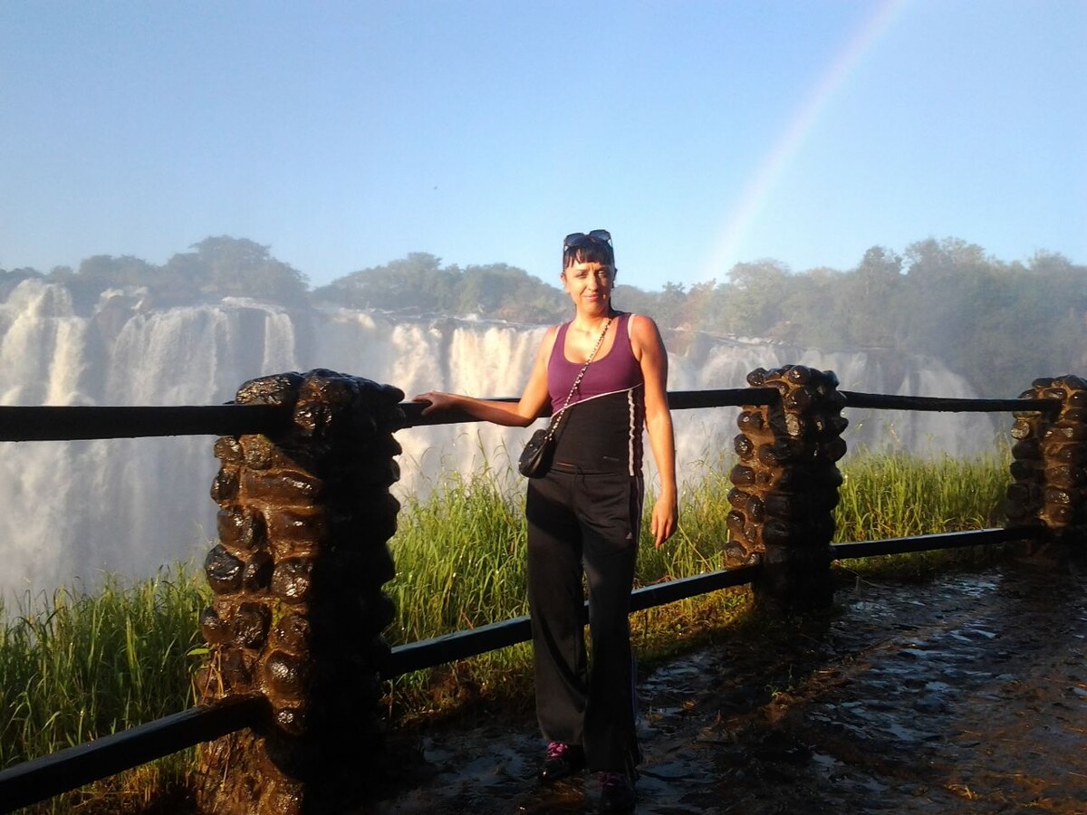 Это я на смотровой площадке с великолепным видом на водопад и вечной здесь радугой