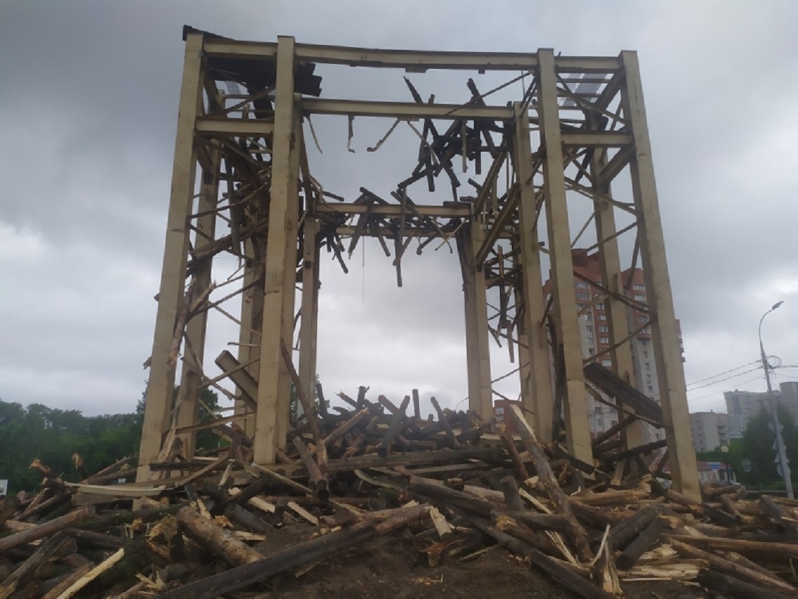 Остатки арт-объекта «Пермские ворота» стали материалом для железных человечков.  Фото: Илья Пригожин