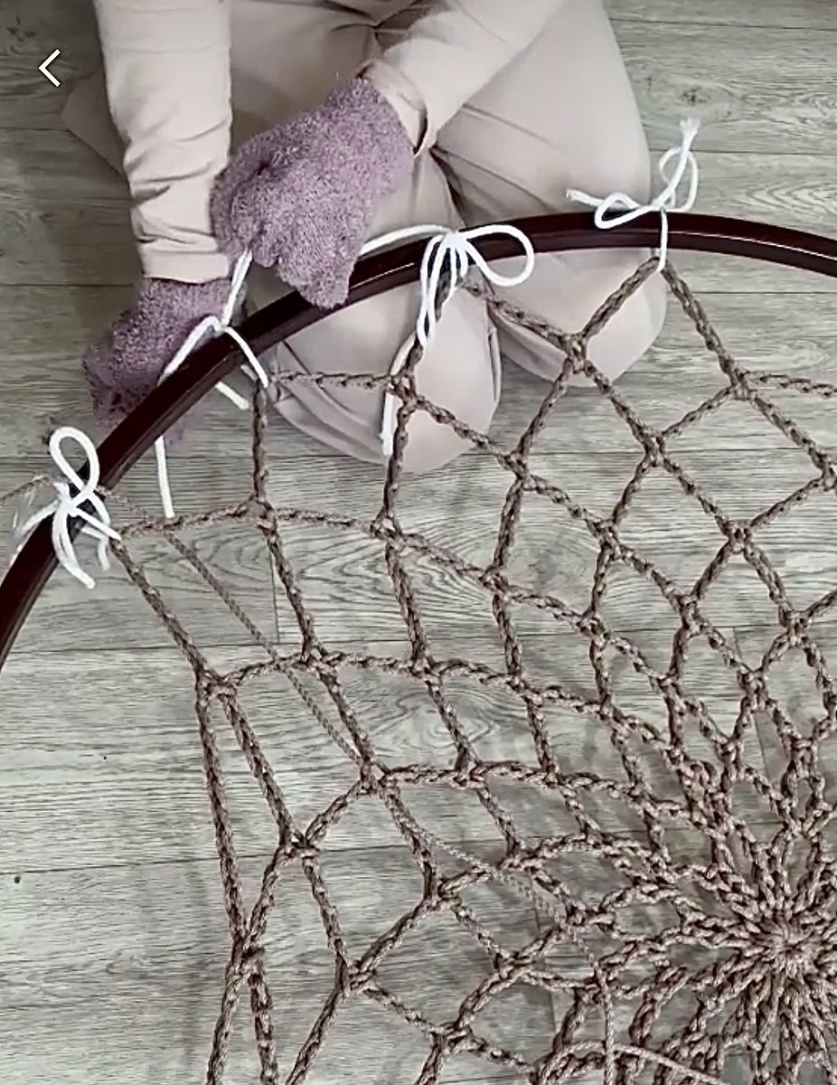 Процесс плетения сидушки для кресла