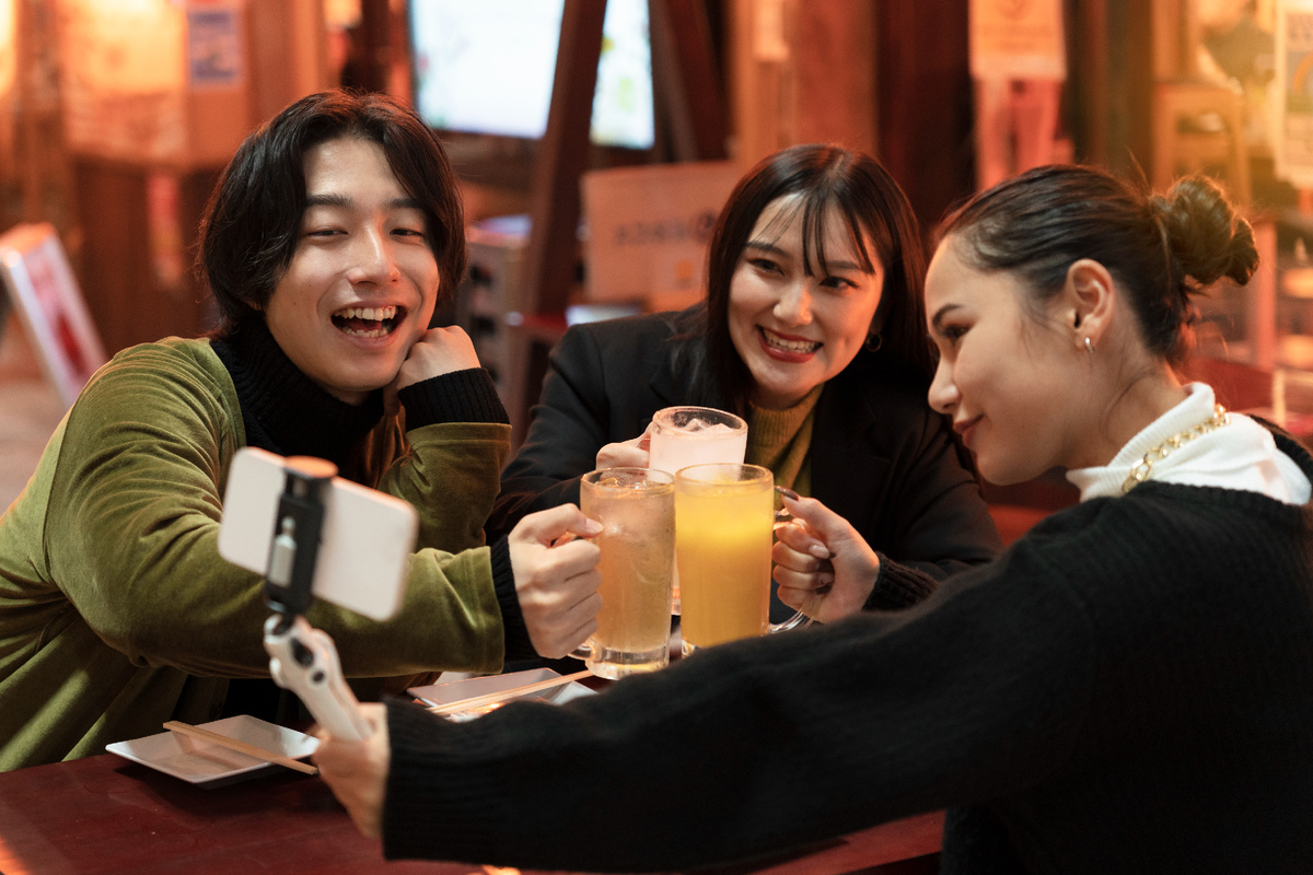 Алкоголь — важный аспект культуры Южной Кореи. В стране есть целые устои, связанные с принятие алкоголя. Иностранцам стоит их узнать, чтобы свободно общаться со знакомыми корейцами.