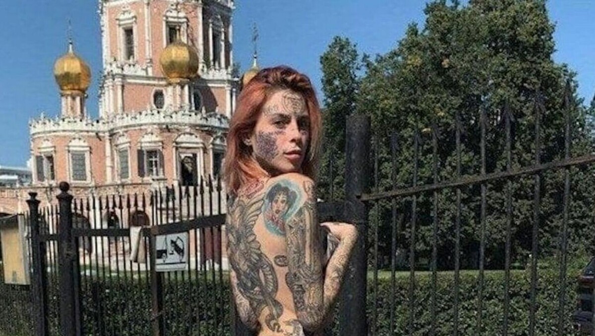 В прошлом году завели уголовное дело в отношении тату-модели Полины Моругиной (Полина Фейс) из-за оскорблении чувств верующих, информировал представитель Головинского суда Москвы.