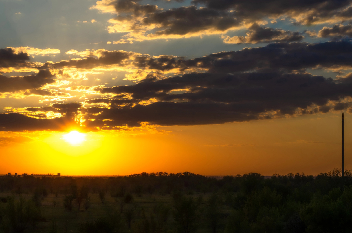 А из нашего окна, как говорится 😊 Позавшерашний закат. Чудо как хорош.