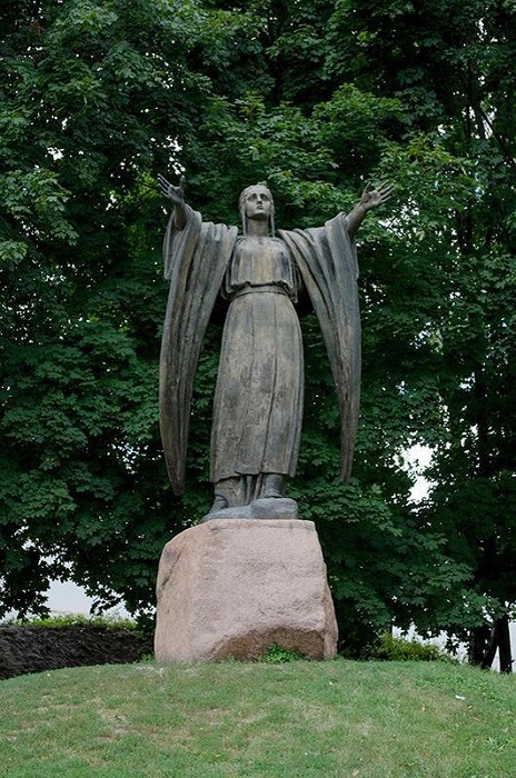 Памятник княгине Ярославне в Новгороде-Северском. Источник: Wikimedia Commons