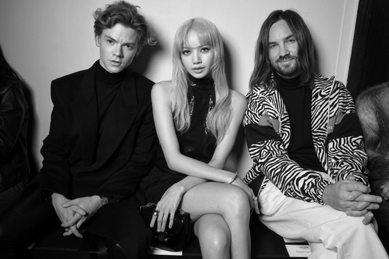    Томас Броди-Сангстер, Лиса из Blackpink и Кевин Паркер на показе коллекции мужской одежды Celine весна-лето 2023 в Париже в 2022 году [CELINE].