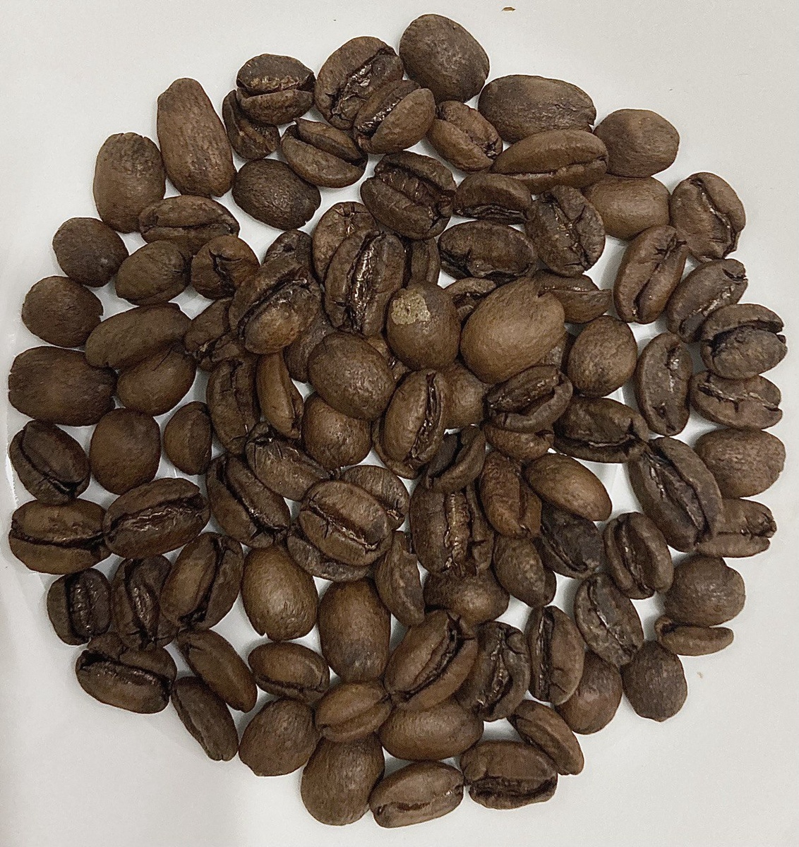 Зерно, собранное с кофейного дерева известной разновидности гейша, контролируемой натуральной обработки*, собранная на ферме Ла Ллама, принаджелащей семье Родригес, находящейся на высоте около 1750 метров над уровнем моря. Само зерно характерно продолговатой формы, с зачастую сохраненным сильверскином, и следами эксперимента - его выдают легкие сахара на поверхности и пятнистый окрас. Так же стоит отметить, что внешне зерно кажется довольно темным, не смотря на деликатную светлую обжарку, что говорит о высоком содержании сахаров в ягоде. 