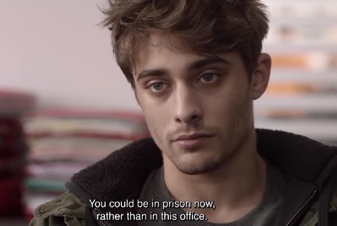 Хьюго хорошо осведомлен о своих преимуществах - молодость, физическая привлекательность, невероятно заманчивая внешность- и умело пользуется ими.