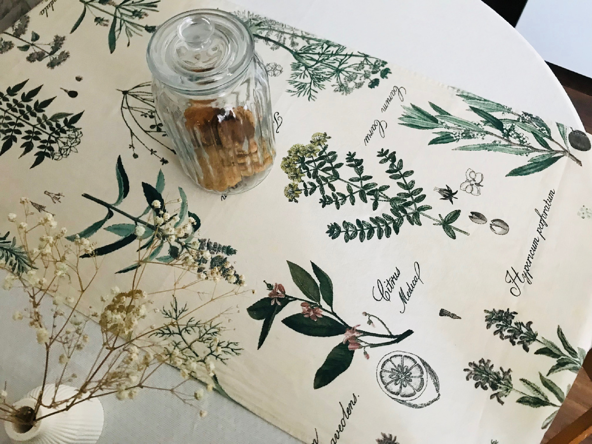 У меня всегда на столе стоит баночка с печеньками)