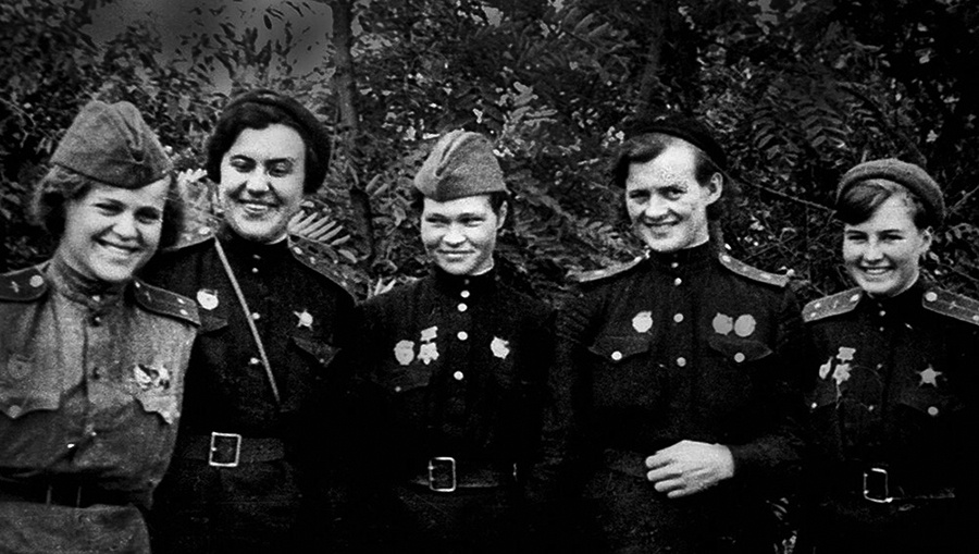 Девочки 46-го бомбардировочного авиаполка Евдокии Бершанской
