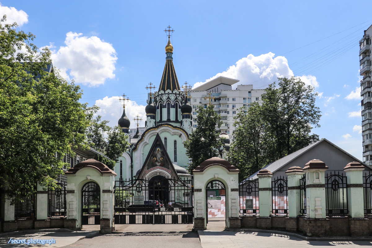 Есть множество храмов в стиле барокко, ампира или в старом, исконно русском или византийском стиле.