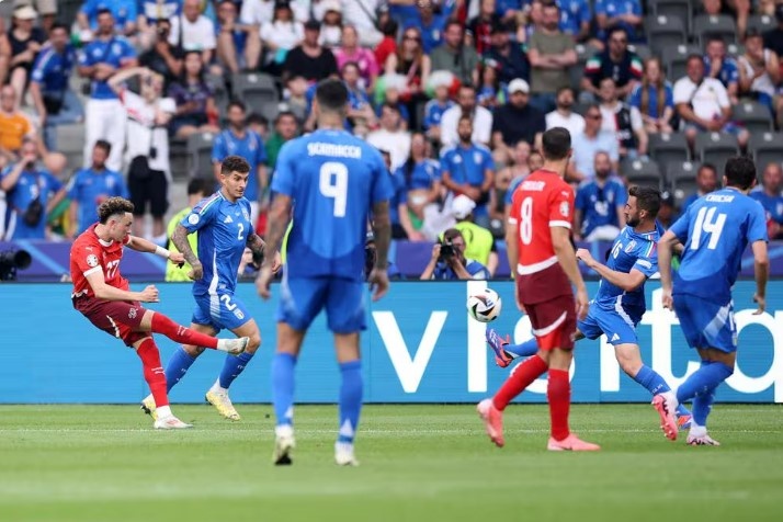 Рубен Варгас забивает второй мяч в ворота сборной Италии