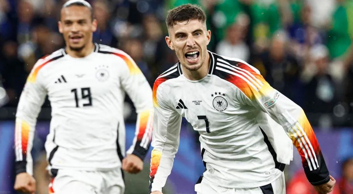 Кай Хаверц (№ 7) празднует первый мяч в ворота Дании (фото AFP via Getty Images)