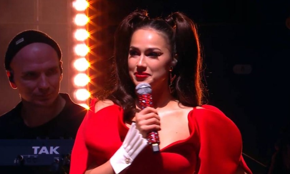    Загитова выступила дуэтом с Zivert под фонограмму. Фото: Скриншот «Матч ТВ»