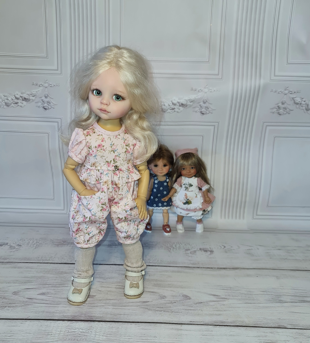 Свет какой яркий, у Марьяши руки золотые в прямом смысле. А "блошки" хихикают у неё за спиной. 