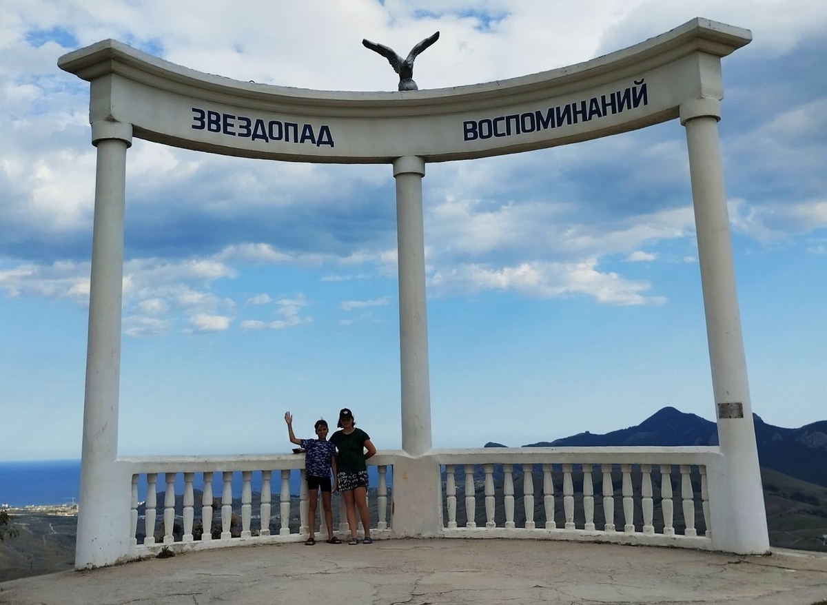 Из-за постоянных ветров беседка постоянно нуждается в обновлении.