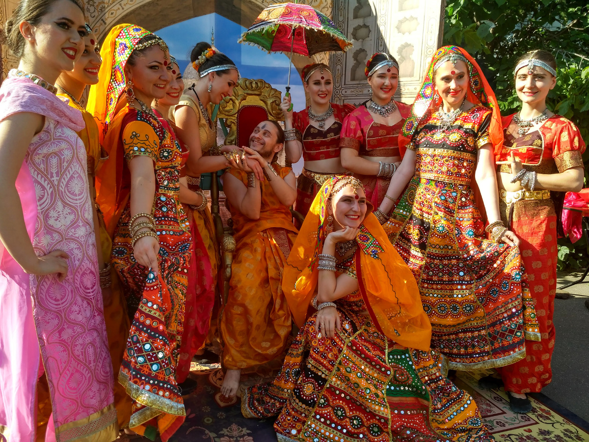 Примерно так выглядел бы мой папа в Индии. Один мужчина среди множества женщин. Фото автора