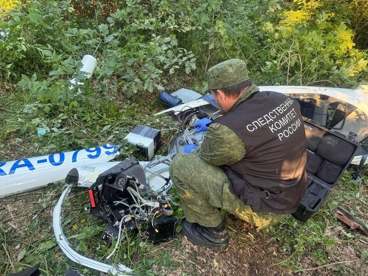    Место происшествия, где планер поломался во время полета и упал на территории аэроклуба в Пензенской области© Фото : СУ СКР по Пензенской области/Telegram