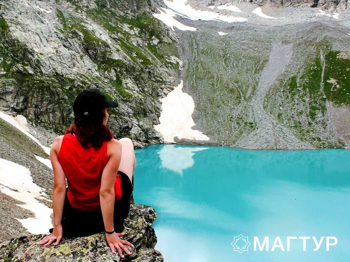 Сезон походов на Софийские озёра начинается, когда тает снег в июле.