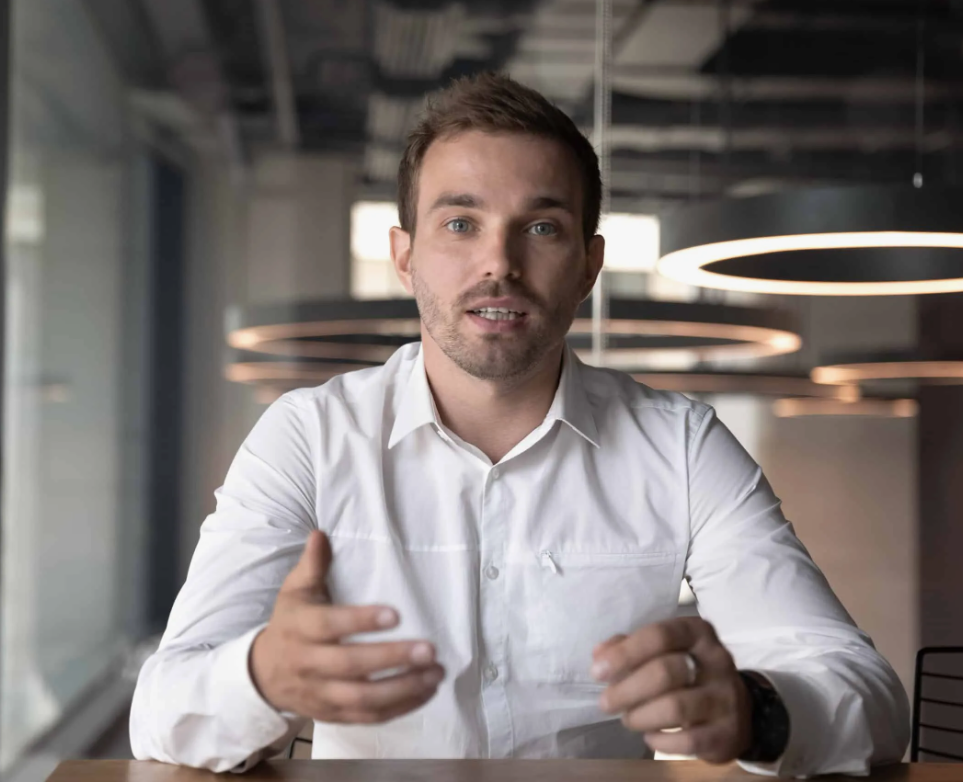 Уверенный взгляд в камеру, немного тренировок - и рилс обязательно «завирусятся» (фото из открытых источников).